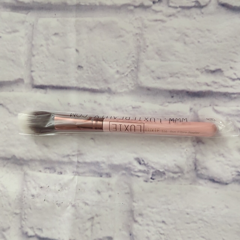 Luxie 516 Duo Fibre Powder Brush - Soft Pink